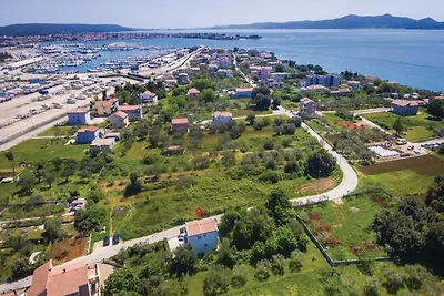Geräumiges Ferienhaus in Bibinje mit Garten