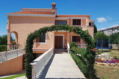 Geräumiges Apartment in Vrsi mit Garten
