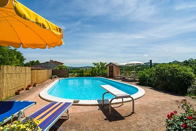 Geräumiges Ferienhaus in Cagli mit Garten