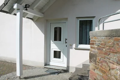 Moderne woning met tuin midden in een...