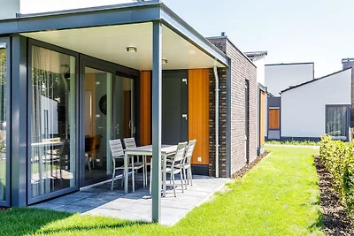 Elegante villa con terrazza coperta a...