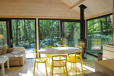 Chalet moderno situato nel bosco
