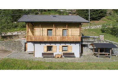 Accogliente baita in montagna con balcone