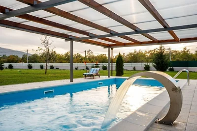 Casa vacanze a Neoric con piscina riscaldata