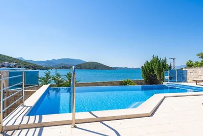 Beachfront Apartment house Hon with pool
