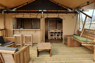Glamping-Zelt mit Klimaanlage und Blick auf d...
