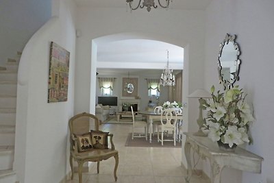 Plush Villa in Saint Tropez with Artistic Int...