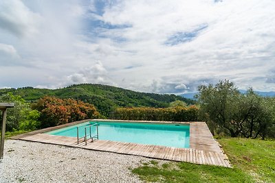 Idyllisches Ferienhaus in Pescia mit Pool