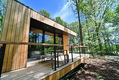 Moderne Eco-Lodge mit Geschirrspüler, umgeben...