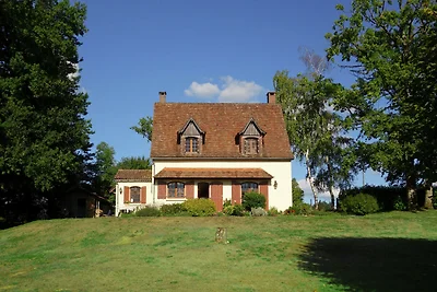 Schöne Villa in La Coquille mit Swimmingpool
