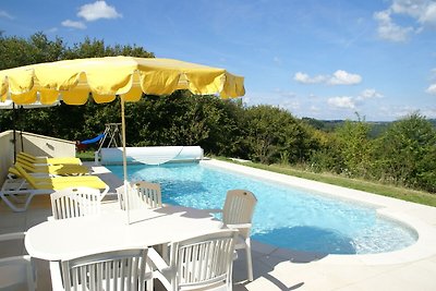 Geräumiges Ferienhaus mit Pool in Sussac...