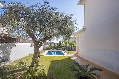 Elegante villa a Calafell con piscina