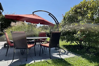 Con amplia terraza y jardín