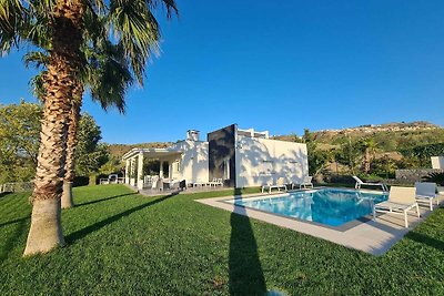 Moderne Villa in der Landschaft von Leonforte...