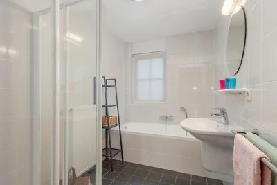 Strohgedeckte Villa mit 2 Bädern, 2 km von...