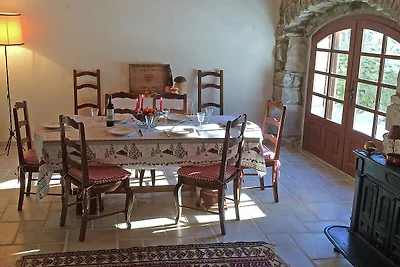 Caratteristica villa in Ardeche con camino