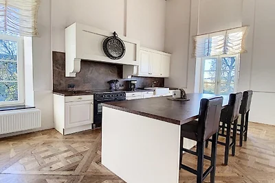 Elegantes Herrenhaus am Hang