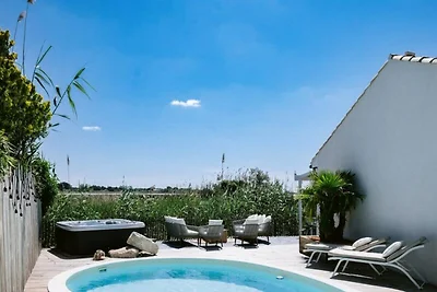 Villa in Aigues-Mortes mit Pool & Blick