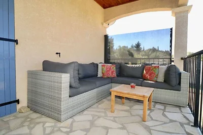 Villa con piscina, vista e stazione di...