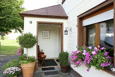Ferienwohnung mit Terrasse und Pool im Garten