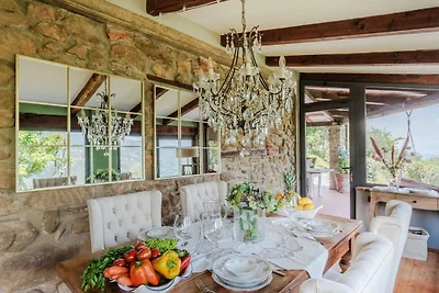Villa a Pescia con vista sui vigneti