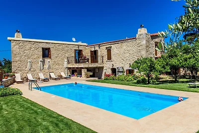 Spacious Family Villa near Beach