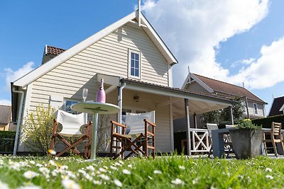 Geräumiges Ferienhaus mit Sauna in Strandnähe