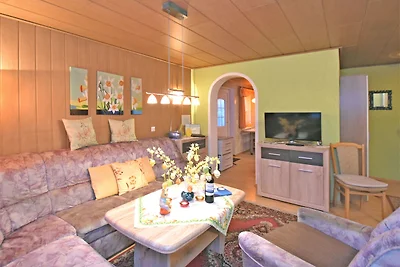 Vintage-Ferienhaus mit Terrasse in Trieb