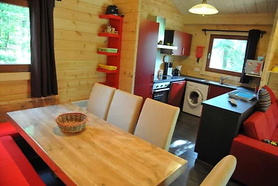 Chalet in legno con stufa a legna