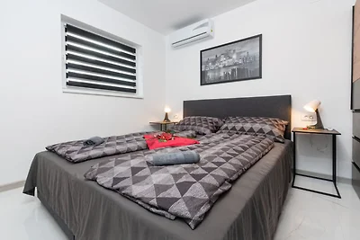 De Luxe Three Bedroom Apartment with Hot-Tub