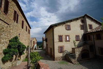 Schönes Bauernhaus in Monticiano mit Garten