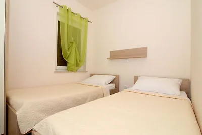 Wohnung in Ljubac mit Garten