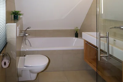 Strohgedeckte Villa mit Lounge am Wasser