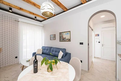 Appartement met ייn slaapkamer en balkon