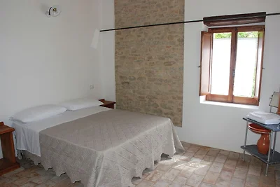 Caratteristico casale a Barchi (Marche)