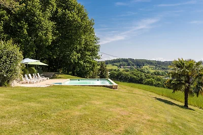 Schönes Ferienhaus in Thenon mit Pool
