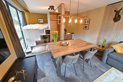 Moderne Suite mit Kombimikrowelle in der Nähe...