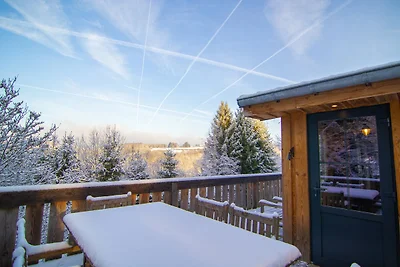 Fuga nella foresta vicino al lago