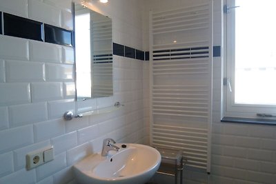 Modernes Ferienhaus mit Anlegesteg bei...