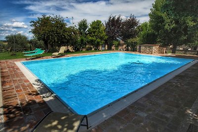 Dom z basenem na wzgórzach Chianti, pięknym...