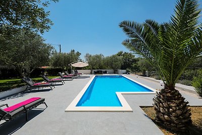 Geräumiges Ferienhaus in Policnik mit Pool