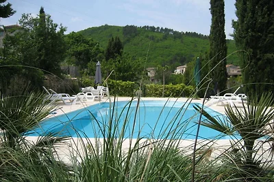 Cottage attorno alla piscina in una villetta