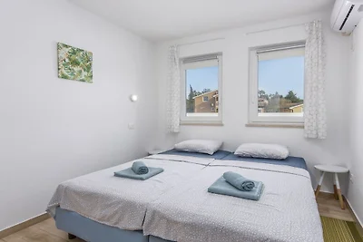 Ferienhaus in Nova Vas mit Schwimmbecken