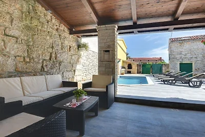 Villa in Gajana mit Schwimmbecken
