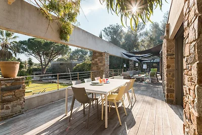 Elegante villa met uitzicht op de baai van...
