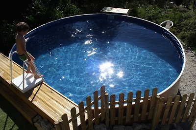 Joli chalet à Beaulieu, France, avec piscine...