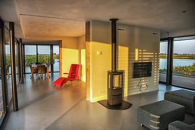 Woonboot in Goengahuizen met sauna