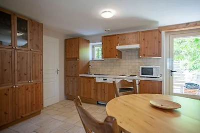 Cottage attorno alla piscina in una villetta