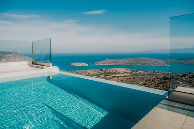 Moderne villa aan het water in Elounda