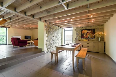Casale ristrutturato con terrazzo e giardino